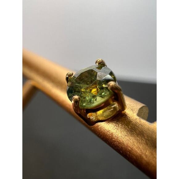 14k gold 4.5mm mint peridot stud earrings - Picture 10 of 11
